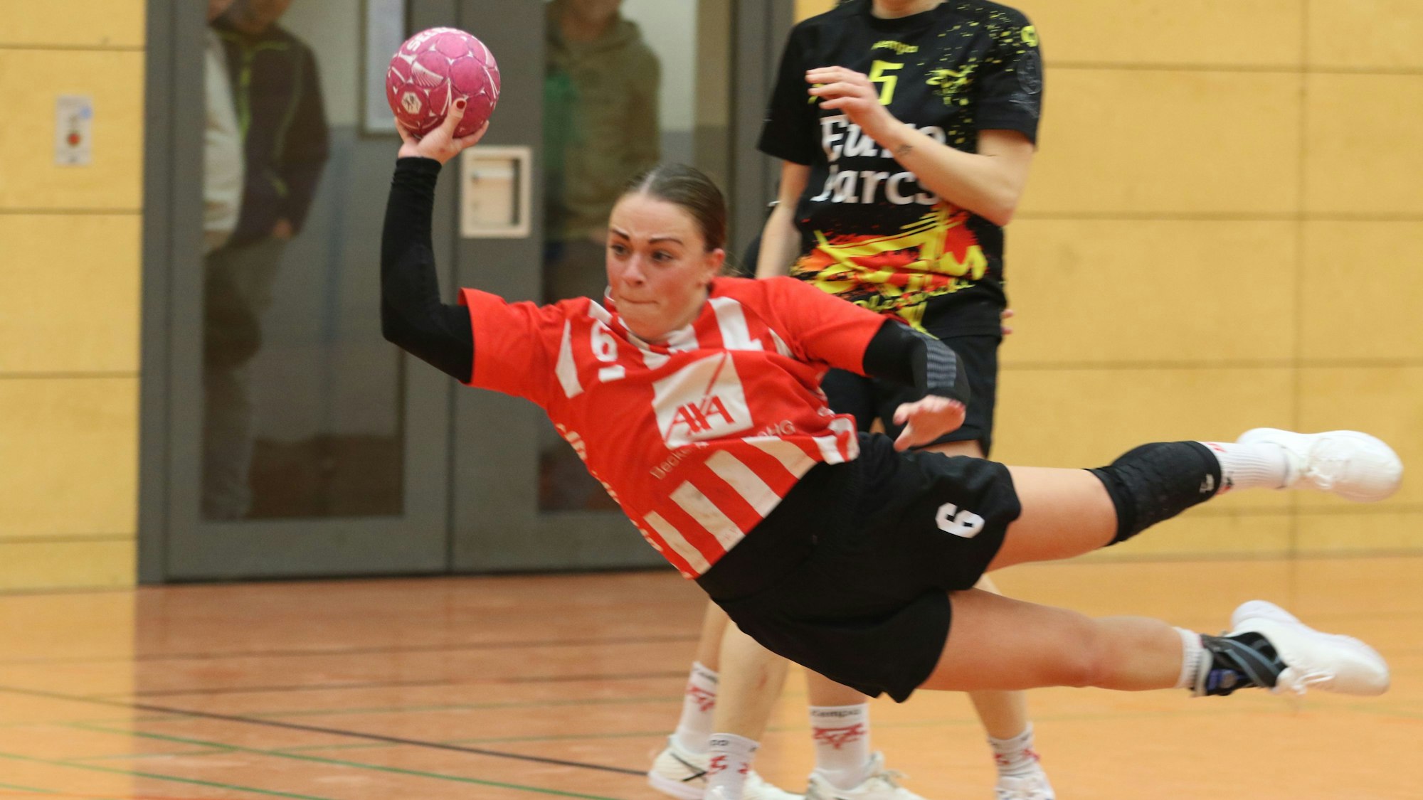 Das Bild zeigt Svenja Bank beim Wurf. Sie liegt dabei quer in der Luft.