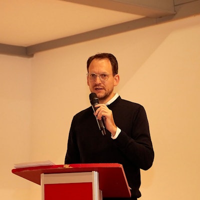 Der Kreisvorsitzende der SPD, Thilo Waasem, spricht an einem Rednerpult in ein Mikrofon.