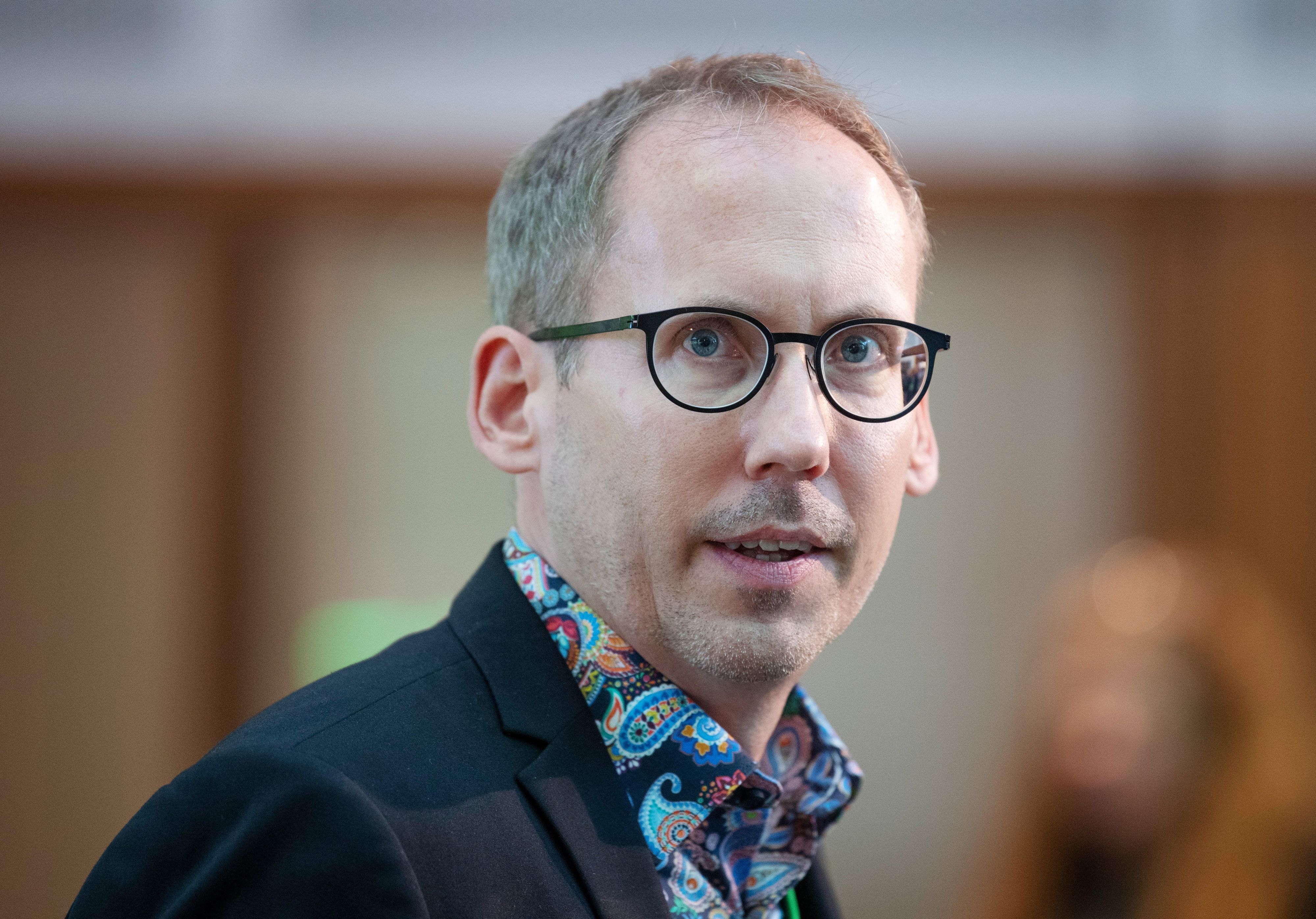 ARCHIV - 11.05.2019, Hessen, Frankfurt/Main: Kai Klose (Bündnis 90/Die Grünen), hessischer Sozialminister, kommt zu einer Landesmitgliederversammlung der hessischen Grünen. (zu dpa: «Minister Klose: Erstem «Childhood-Haus» sollten weitere folgen») Foto: Boris Roessler/dpa +++ dpa-Bildfunk +++