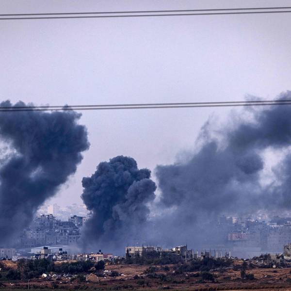 Aufnahme des Gaza-Streifens, am Sonntag von Israel aus fotografiert. Rauch steigt nach israelischen Angriffen auf.