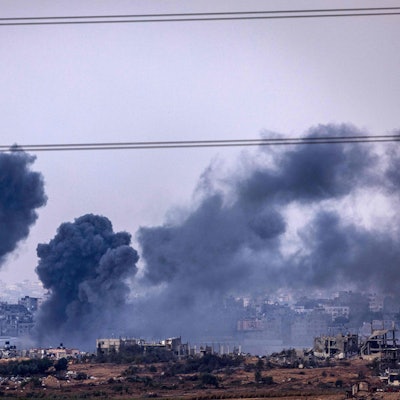 Aufnahme des Gaza-Streifens, am Sonntag von Israel aus fotografiert. Rauch steigt nach israelischen Angriffen auf.