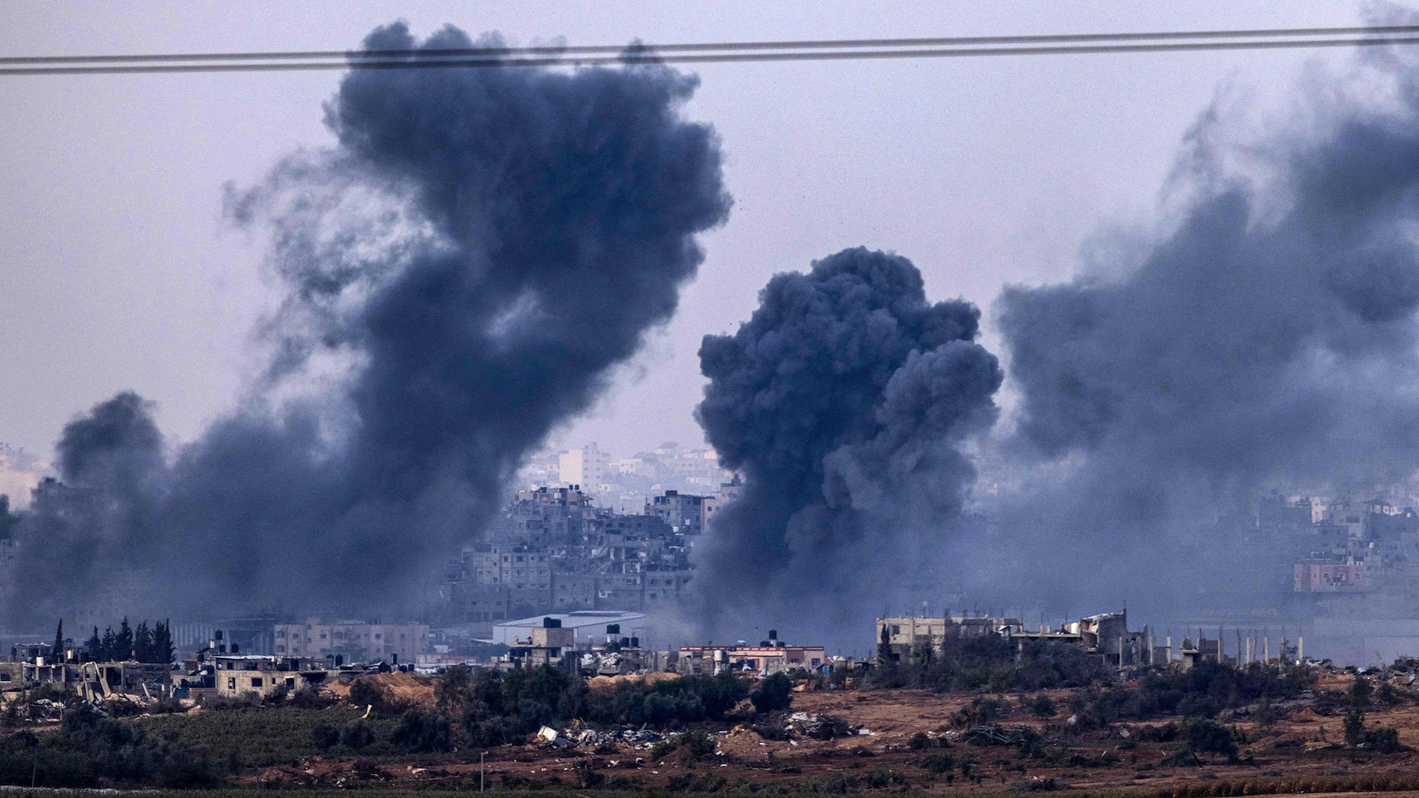 Aufnahme des Gaza-Streifens, am Sonntag von Israel aus fotografiert. Rauch steigt nach israelischen Angriffen auf.