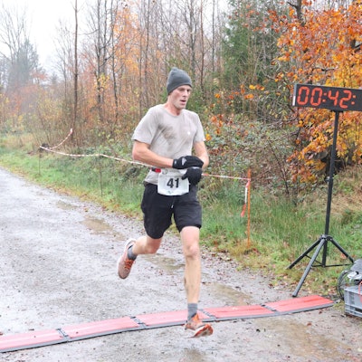 Bild eines Läufers, der ins Ziel kommt.