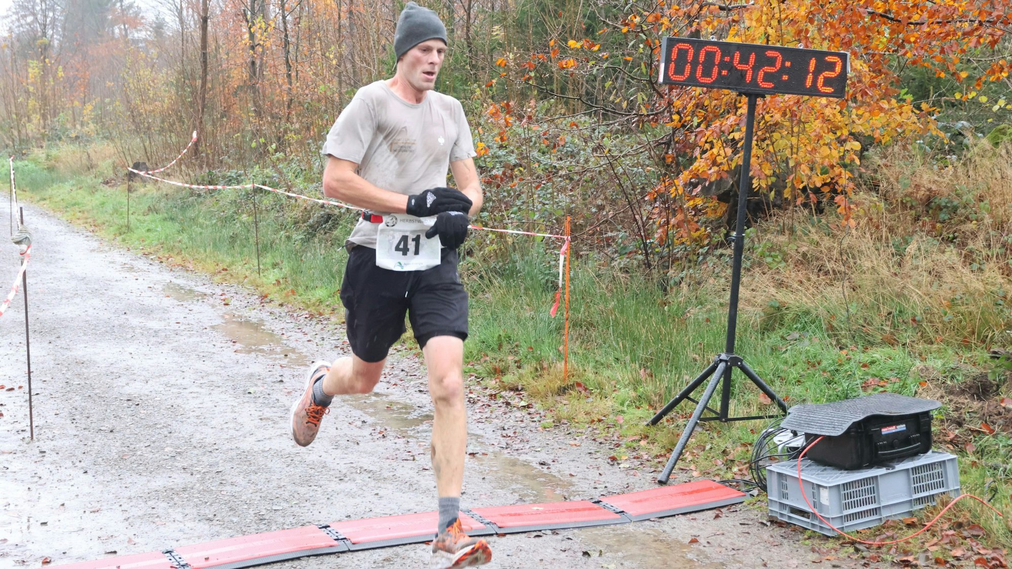 Bild eines Läufers, der ins Ziel kommt.