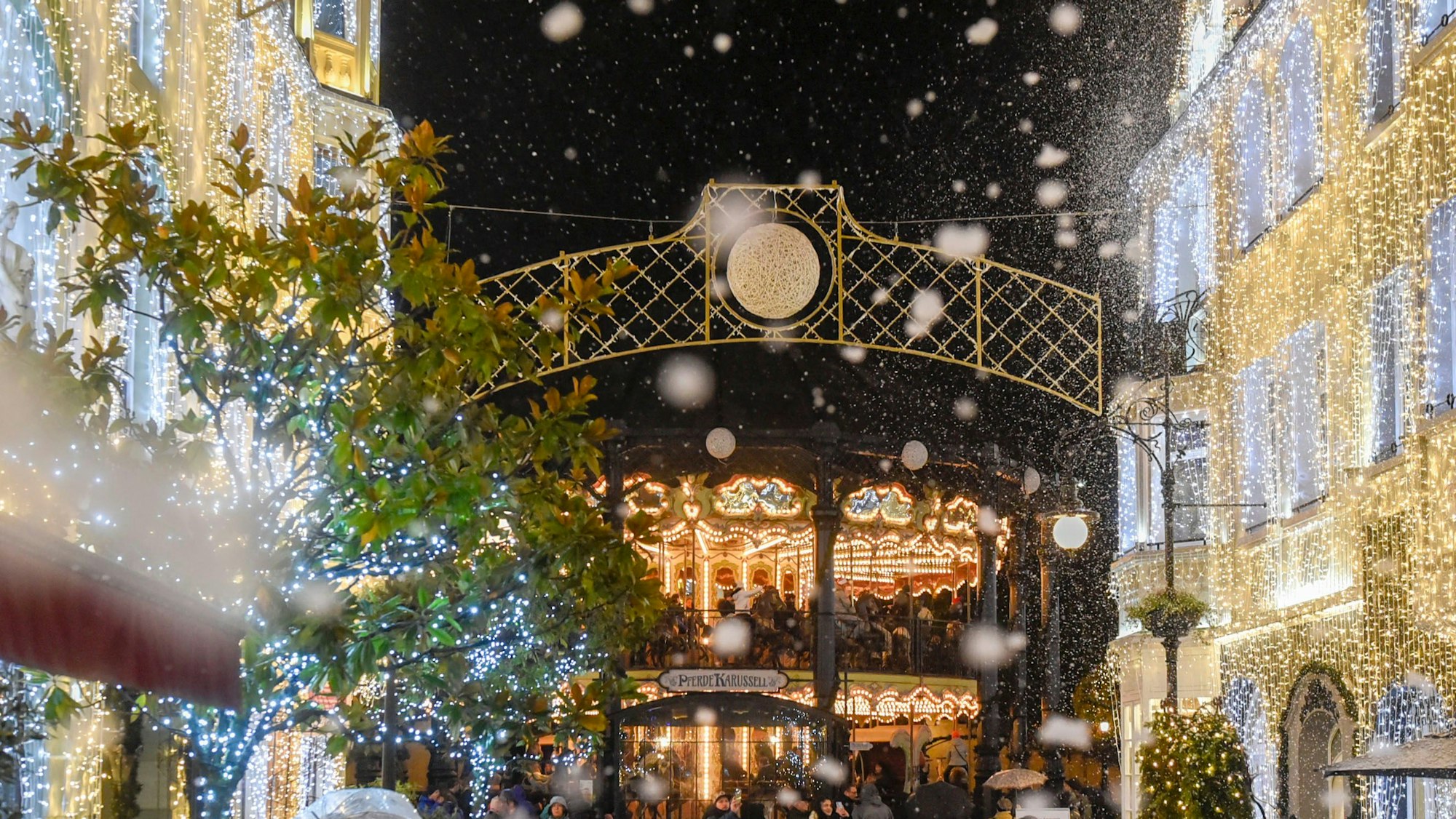 Auf dem Foto ist eine Straße des nachgebauten Alt-Berlin mit ungezählten Lichterketten zu sehen.