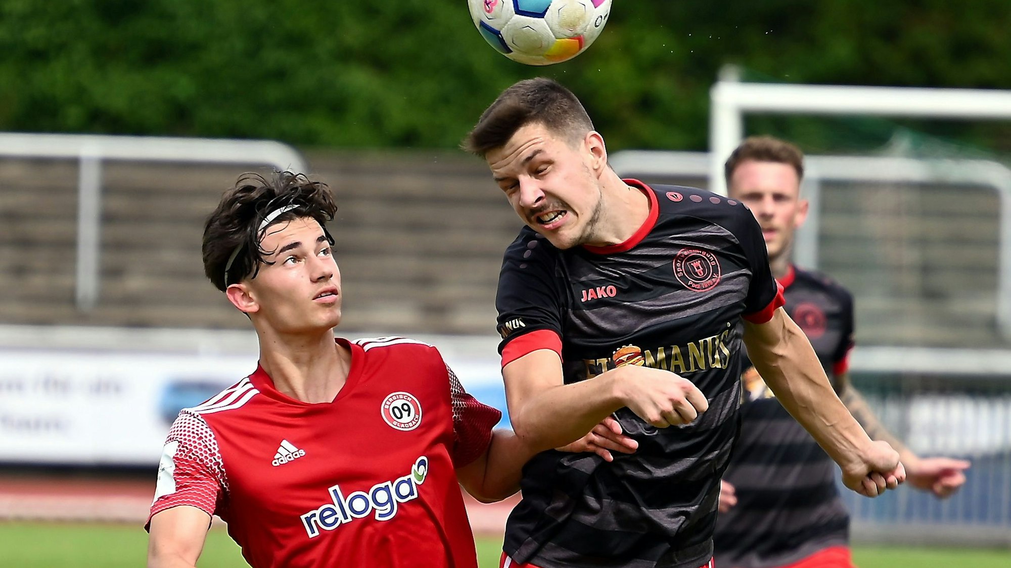 13.08.2023, Fussball-Berg Gladbach 09-SpVg. Porz
links: Chris Kayser (Gladb)
rechts: Fabian Cordes (Porz)
Foto: Uli Herhaus