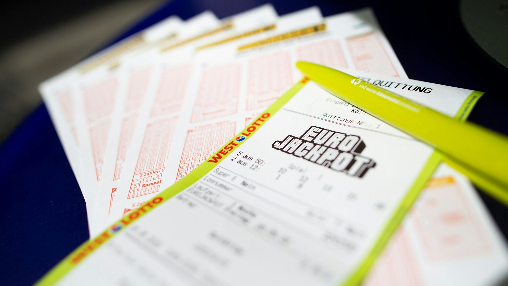 ARCHIV - 20.05.2022, Nordrhein-Westfalen, Köln: ILLUSTRATION - Ein Lottoschein mit der Aufschrift «Euro Jackpot» liegt in einer Annahmestelle. (zu dpa: «Eurojackpot geknackt - 36,5 Millionen Euro gehen nach Niedersachsen») Foto: Thomas Banneyer/dpa +++ dpa-Bildfunk +++