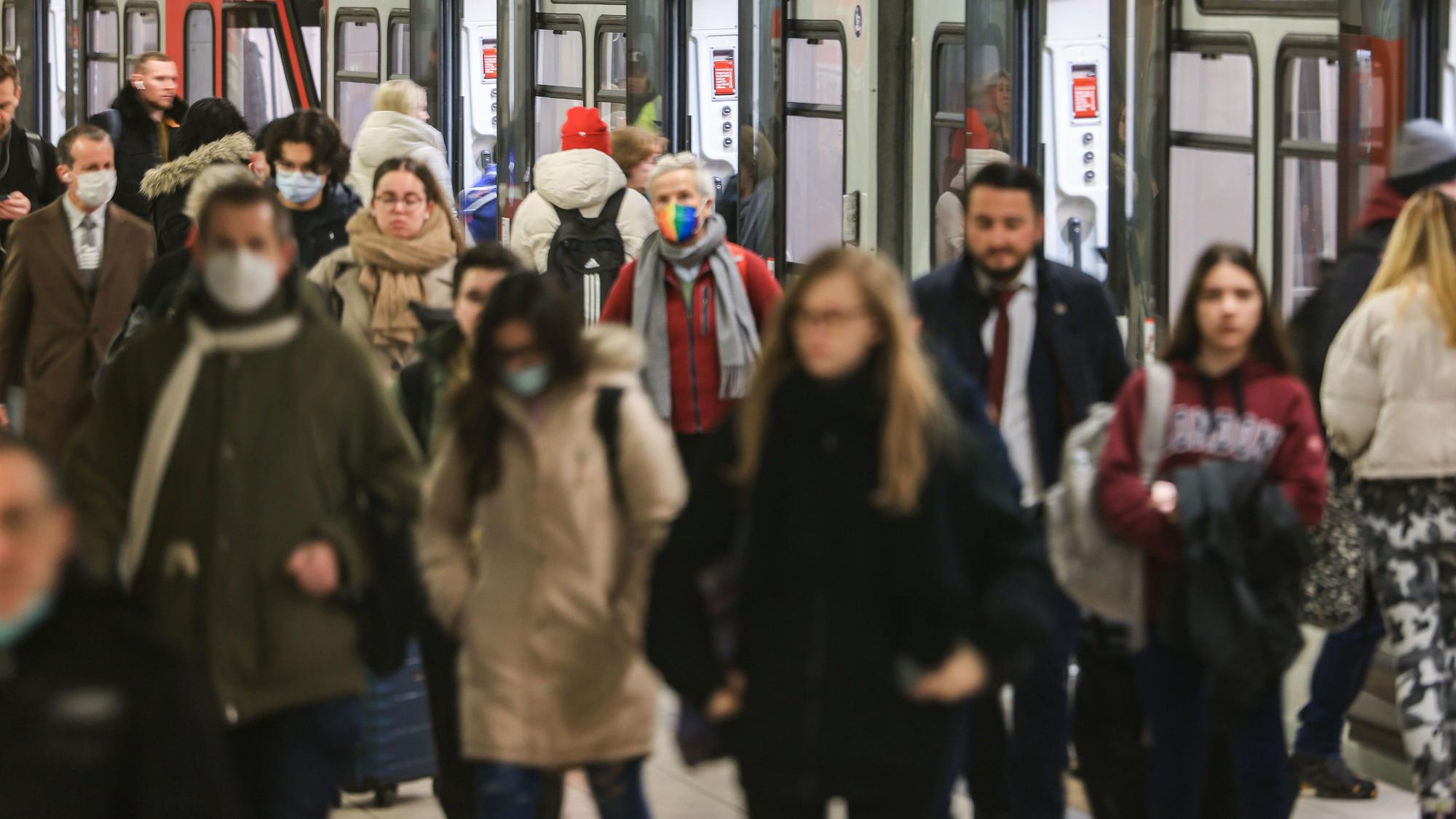Fahrgäste laufen auf dem Bahnsteig der U-Bahn. Im öffentlichen Nahverkehr von Nordrhein-Westfalen gibt es keine Maskenpflicht mehr.