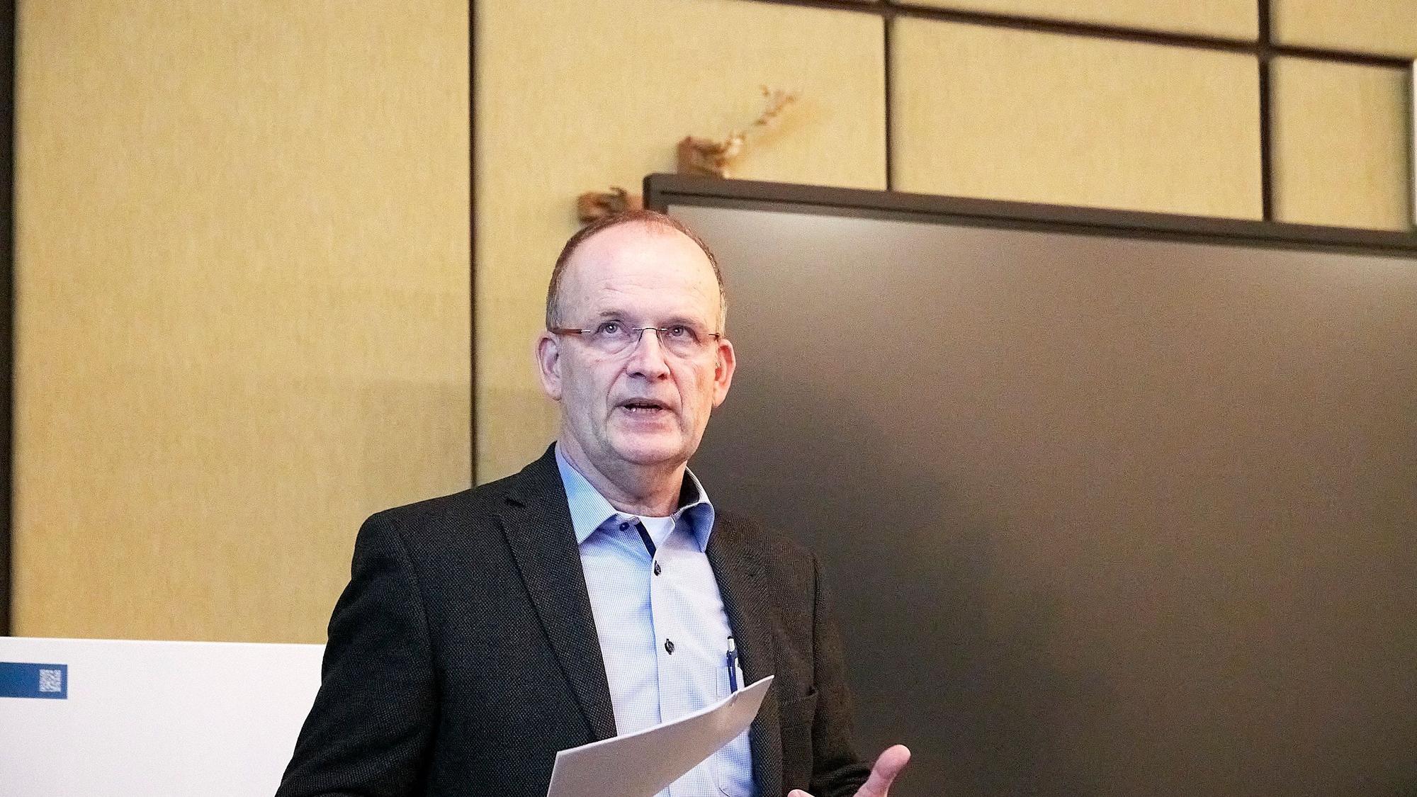 Der Architekt Bernd Uppenkamp hält in der Sitzung der Stadtvertretung einen Vortrag.