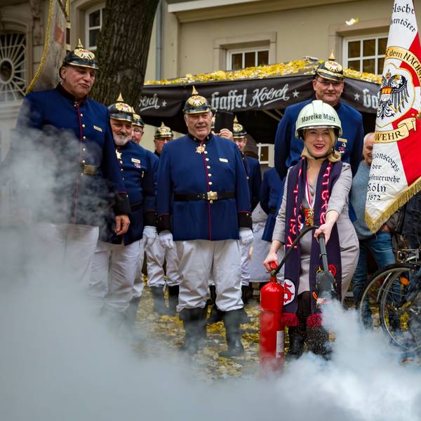 Hänneschen-Intendantin Mareike Marx beim Löschen eines Übungsbrandes vor dem Puppentheater auf dem Eisenmarkt.