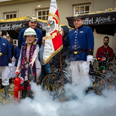 Hänneschen-Intendantin Mareike Marx beim Löschen eines Übungsbrandes vor dem Puppentheater auf dem Eisenmarkt.