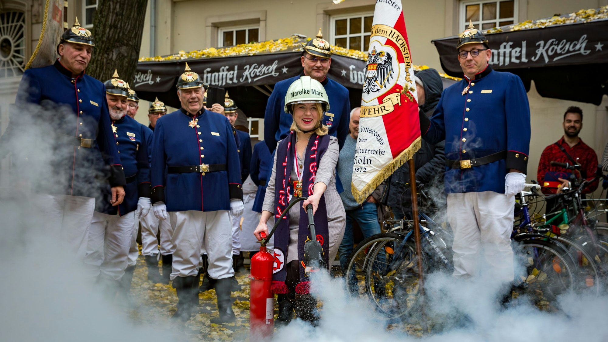 Hänneschen-Intendantin Mareike Marx beim Löschen eines Übungsbrandes vor dem Puppentheater auf dem Eisenmarkt.