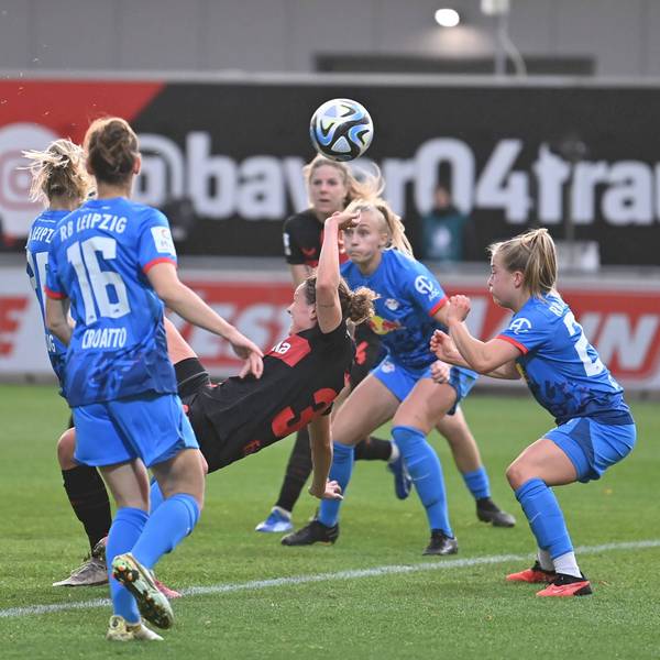 Verena Wieder B04, 31 trifft per Fallrückzieher zum 1:1, 19.11.2023, Leverkusen Deutschland, Fussball, Google Pixel Frauen-Bundesliga, Bayer 04 Leverkusen - RB Leipzig, DFB/DFL REGULATIONS PROHIBIT ANY USE OF PHOTOGRAPHS AS IMAGE SEQUENCES AND/OR QUASI-VIDEO. *** Verena Wieder B04, 31 scores with a bicycle kick to 1 1, 19 11 2023, Leverkusen Germany , Soccer, Google Pixel Frauen Bundesliga, Bayer 04 Leverkusen RB Leipzig, DFB DFL REGULATIONS PROHIBIT ANY USE OF PHOTOGRAPHS AS IMAGE SEQUENCES AND OR QUASI VIDEO xmkx