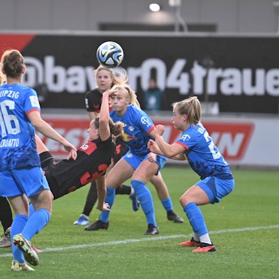 Verena Wieder B04, 31 trifft per Fallrückzieher zum 1:1, 19.11.2023, Leverkusen Deutschland, Fussball, Google Pixel Frauen-Bundesliga, Bayer 04 Leverkusen - RB Leipzig, DFB/DFL REGULATIONS PROHIBIT ANY USE OF PHOTOGRAPHS AS IMAGE SEQUENCES AND/OR QUASI-VIDEO. *** Verena Wieder B04, 31 scores with a bicycle kick to 1 1, 19 11 2023, Leverkusen Germany , Soccer, Google Pixel Frauen Bundesliga, Bayer 04 Leverkusen RB Leipzig, DFB DFL REGULATIONS PROHIBIT ANY USE OF PHOTOGRAPHS AS IMAGE SEQUENCES AND OR QUASI VIDEO xmkx