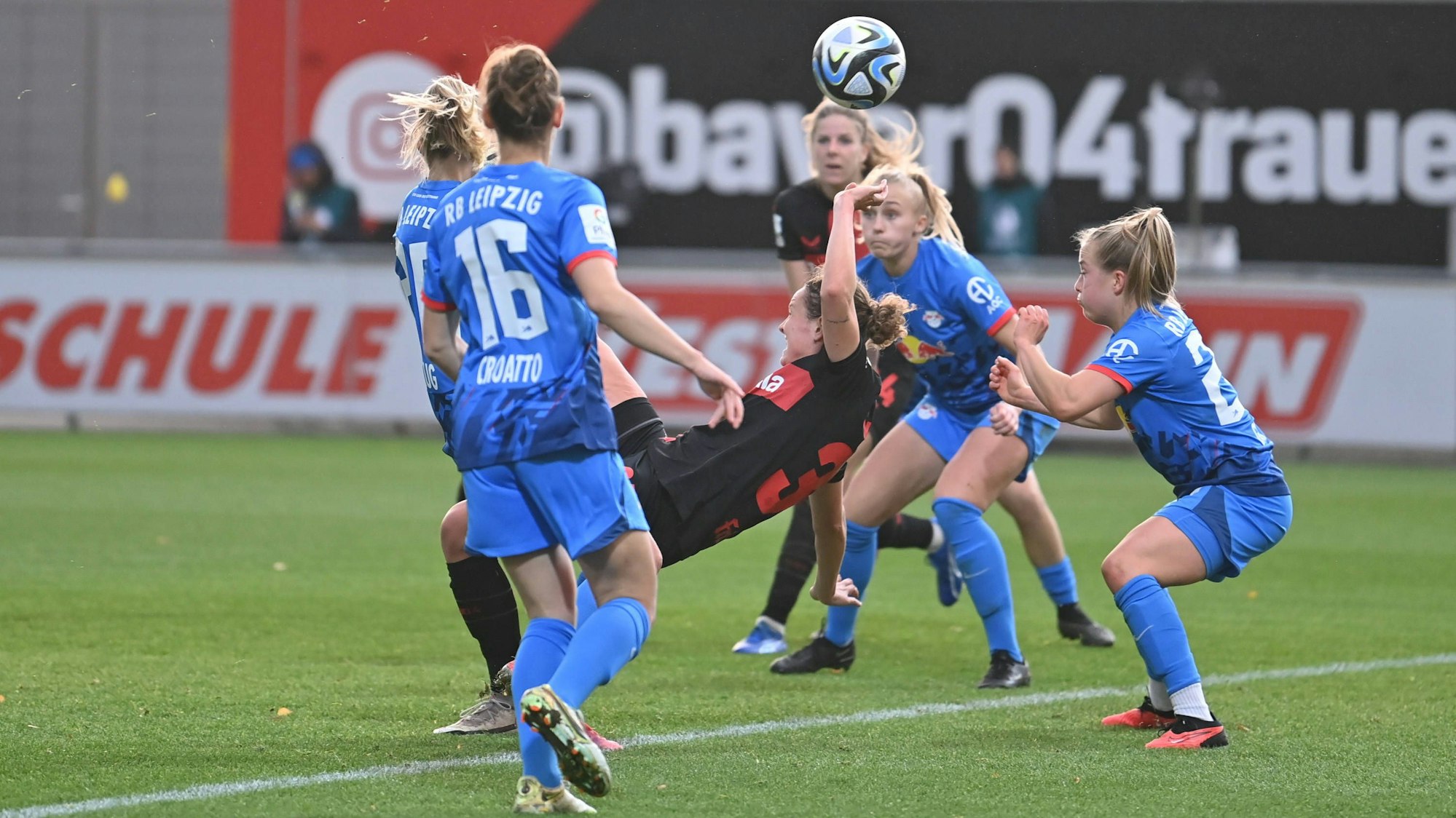 Verena Wieder B04, 31 trifft per Fallrückzieher zum 1:1, 19.11.2023, Leverkusen Deutschland, Fussball, Google Pixel Frauen-Bundesliga, Bayer 04 Leverkusen - RB Leipzig, DFB/DFL REGULATIONS PROHIBIT ANY USE OF PHOTOGRAPHS AS IMAGE SEQUENCES AND/OR QUASI-VIDEO. *** Verena Wieder B04, 31 scores with a bicycle kick to 1 1, 19 11 2023, Leverkusen Germany , Soccer, Google Pixel Frauen Bundesliga, Bayer 04 Leverkusen RB Leipzig, DFB DFL REGULATIONS PROHIBIT ANY USE OF PHOTOGRAPHS AS IMAGE SEQUENCES AND OR QUASI VIDEO xmkx