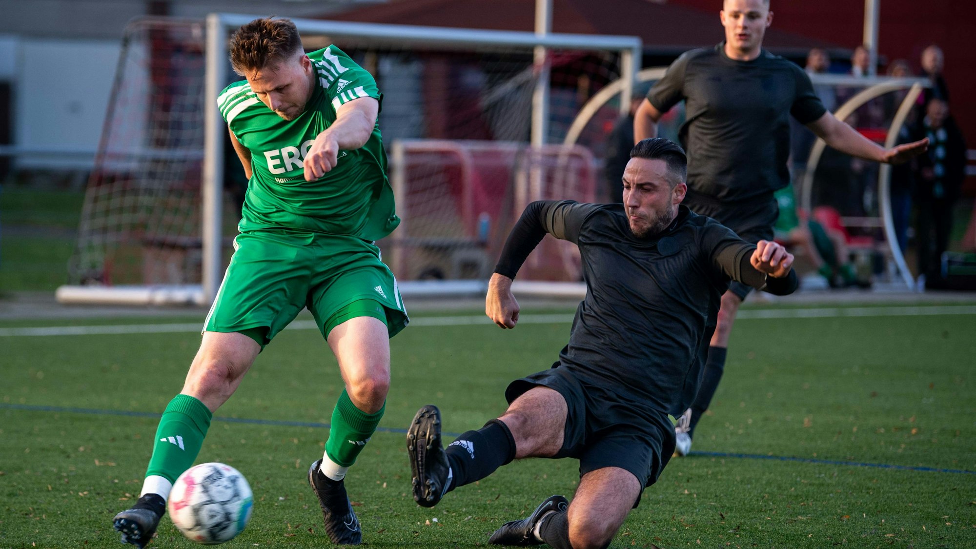 Das Bild zeigt Sötenichs Jens Knebel bei einer Flanke. Daniel Ohrem hat zur Grätsche angesetzt