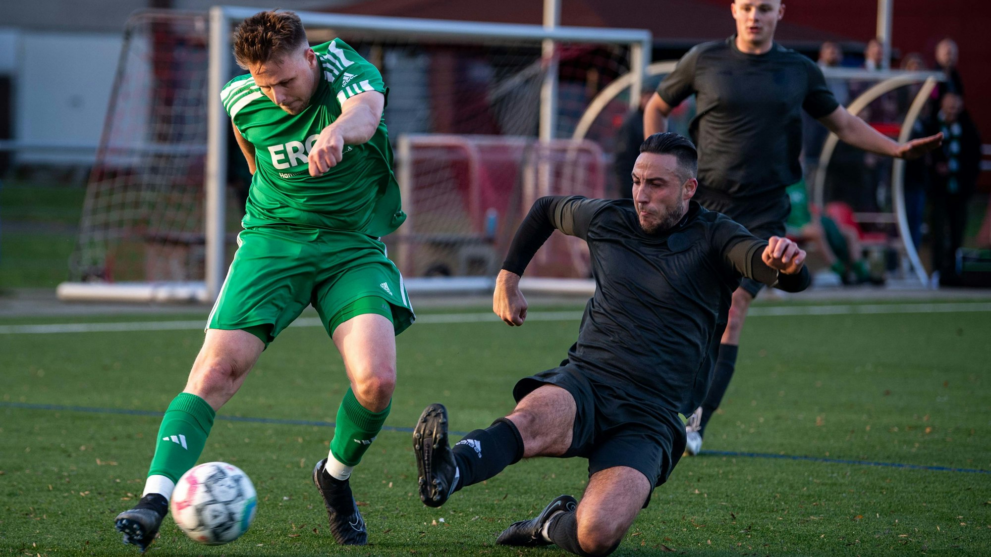 Der Sötenicher Jens Knebel will den Ball vor das Tor bringen, doch ein Gegenspieler blockt seine Flanke ab.