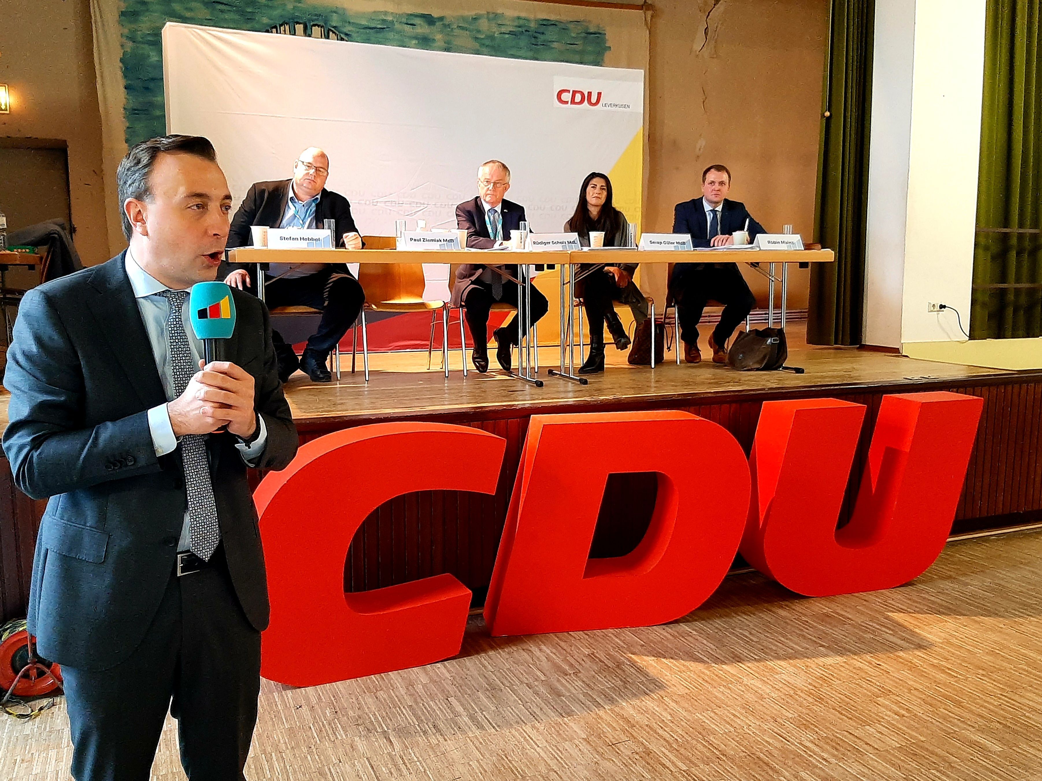 Paul Ziemiak (links) spricht vor den Mitgliedern beim Kreisparteitag der CDU Leverkusen im Pfarrzentrum von St. Stephanus in Bürrig.