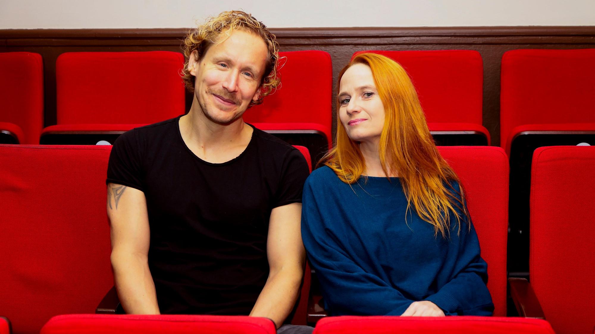 Flo Peil und Vera Bolten sitzen auf den roten Sitzen im Theater