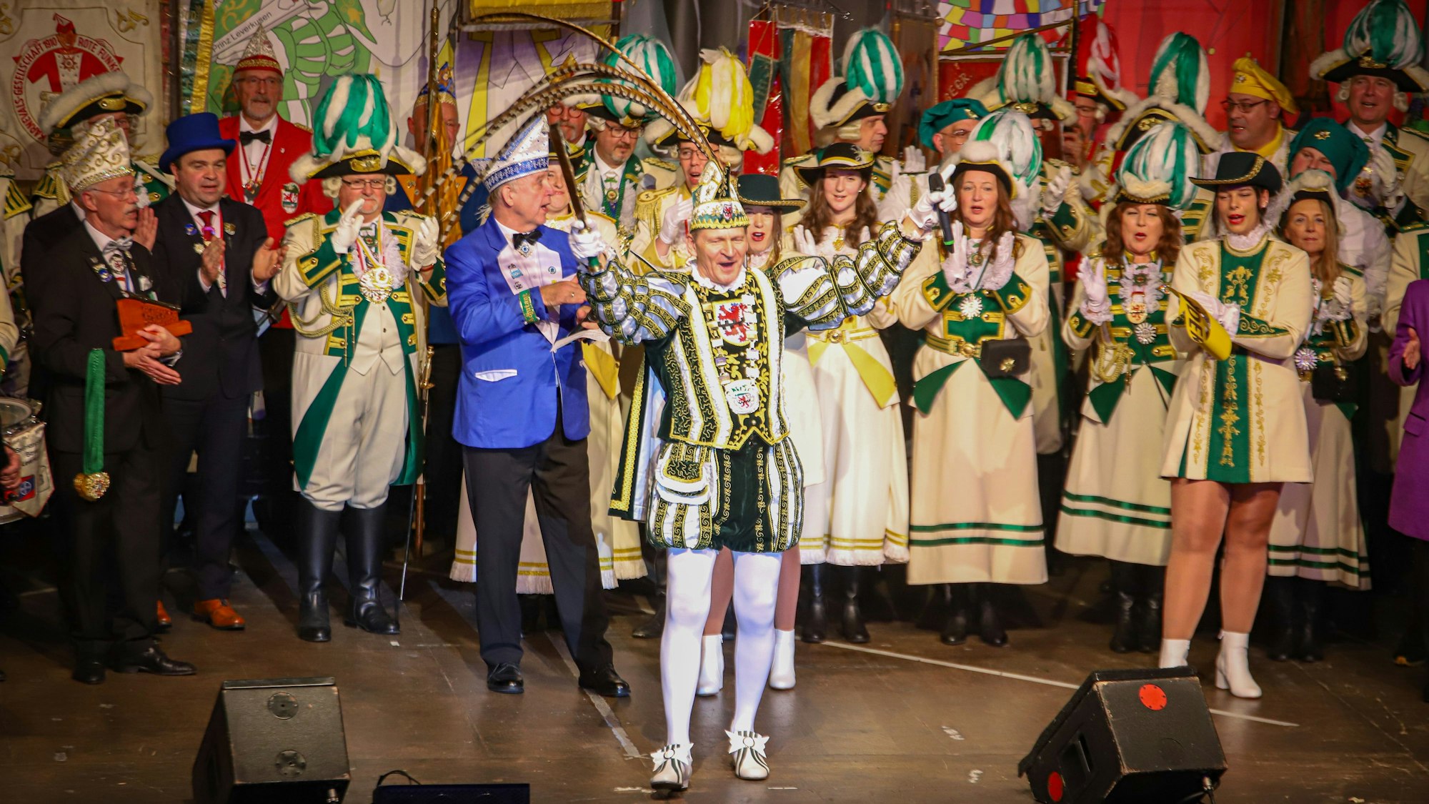 Leverkusener Jecken um Prinz Mally I. beim Feiern.