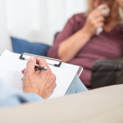 Das Symbolfoto zeigt eine therapeutische Sitzung.