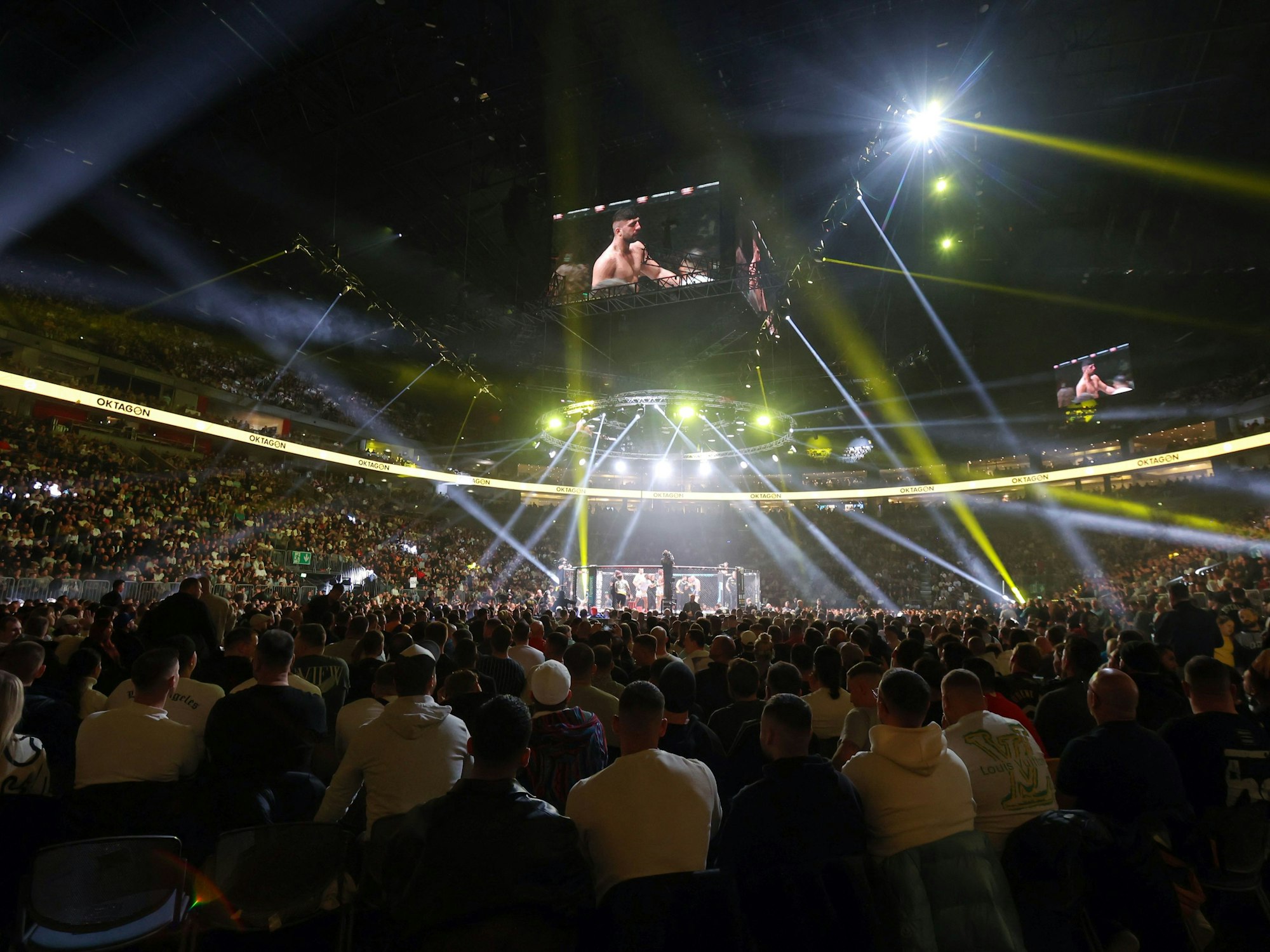 Die volle Arena in Übersicht.