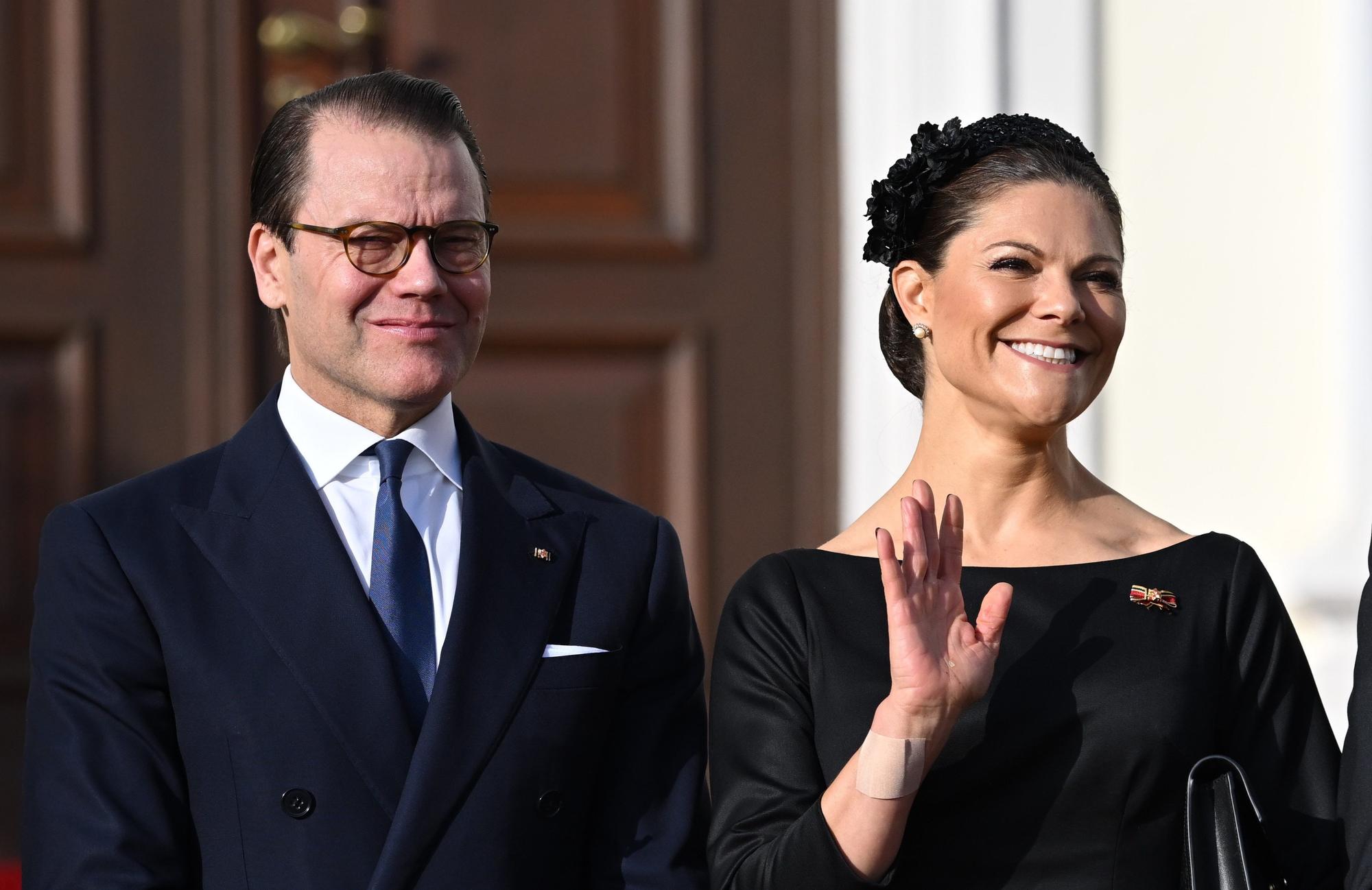 Kronprinzessin Victoria und ihr Ehemann Prinz Daniel werden im Schloss Bellevue empfangen.