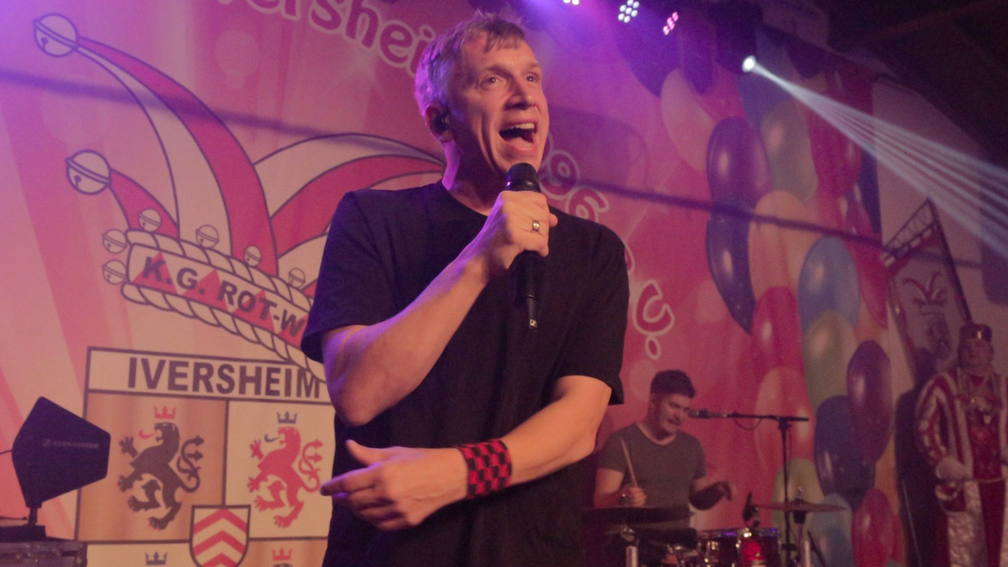 Bastian Kampmann, Frontmann der Band Kasalla, singt ins Mikrofon.