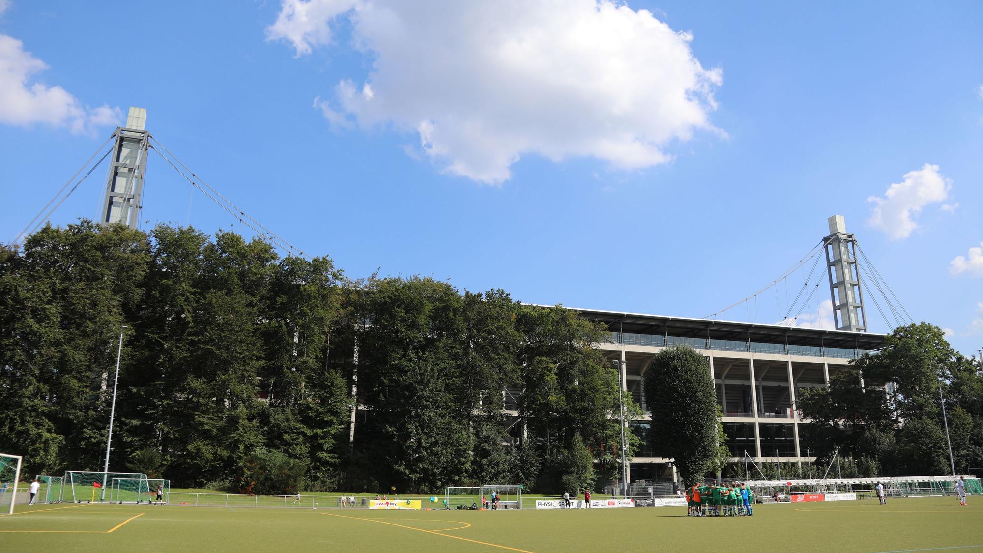 Die Westkampfbahn mit dem Kölner Stadion dahinter: An dieser Stelle steht nächstes Jahr das Medienzentrum.