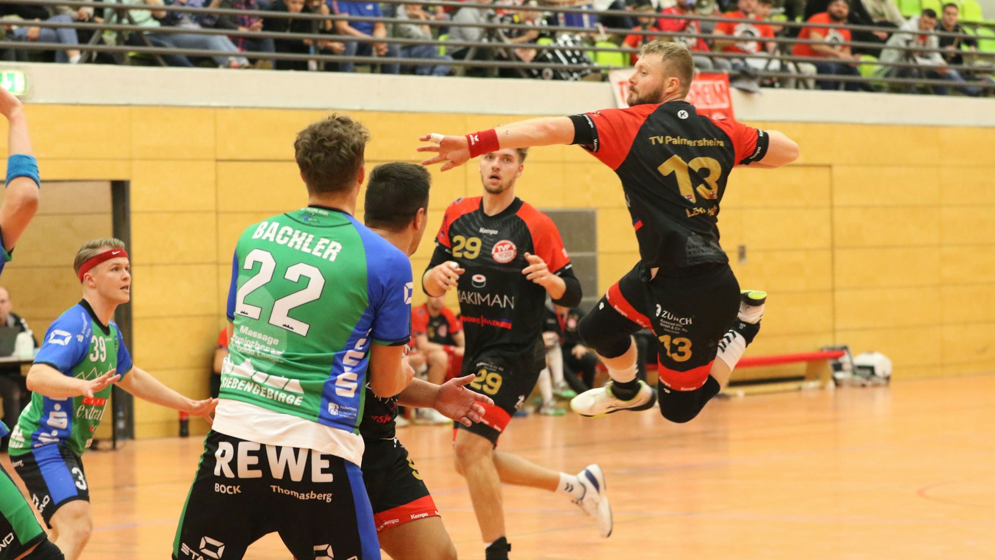 Das Bild zeigt René Lönenbach beim Sprungwurf.