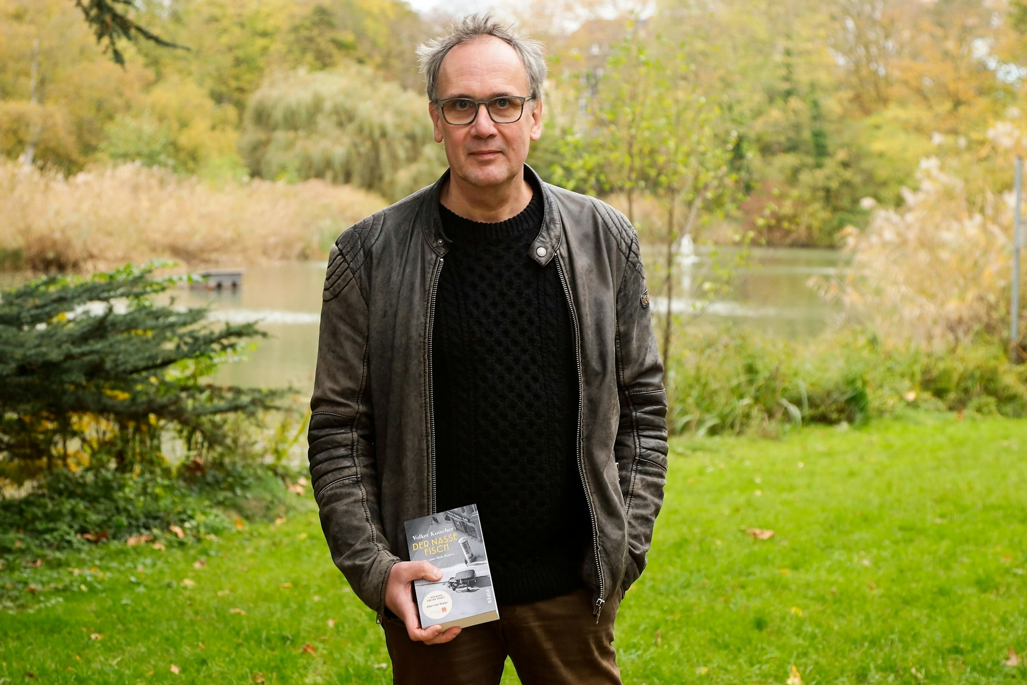 Volker Kutscher mit dem Buch für die Stadt.