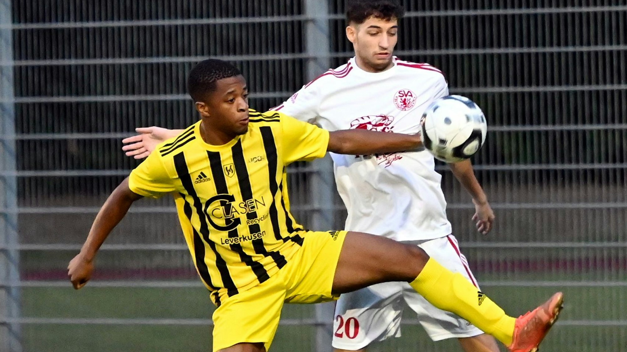 09.09.2022, Fussball-SV Schlebusch - SV Altenberg
links: George Nguekam Tchamadeu (Schlebusch)
rechts: Cedric Bergmann (Altenberg)
Foto: Uli Herhaus