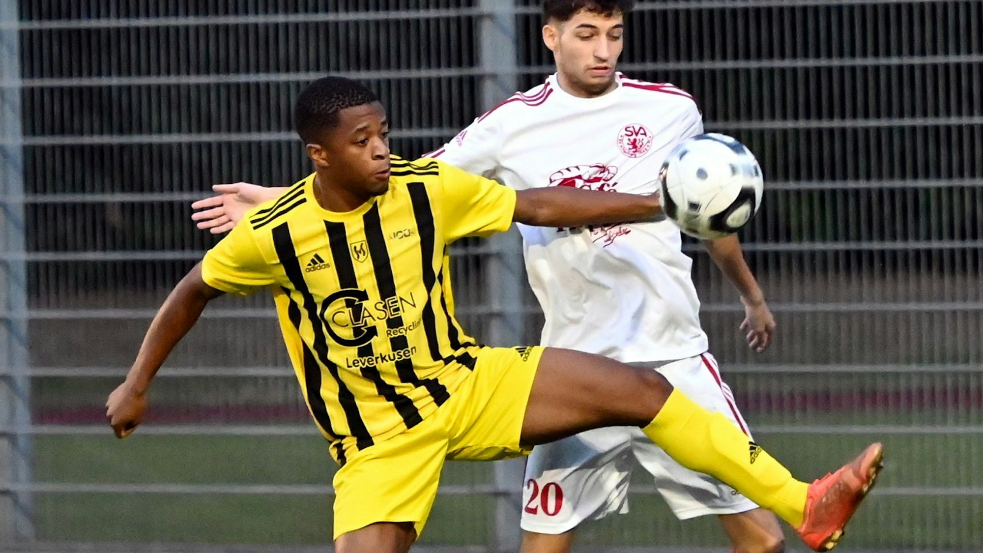 09.09.2022, Fussball-SV Schlebusch - SV Altenberg
links: George Nguekam Tchamadeu (Schlebusch)
rechts: Cedric Bergmann (Altenberg)
Foto: Uli Herhaus