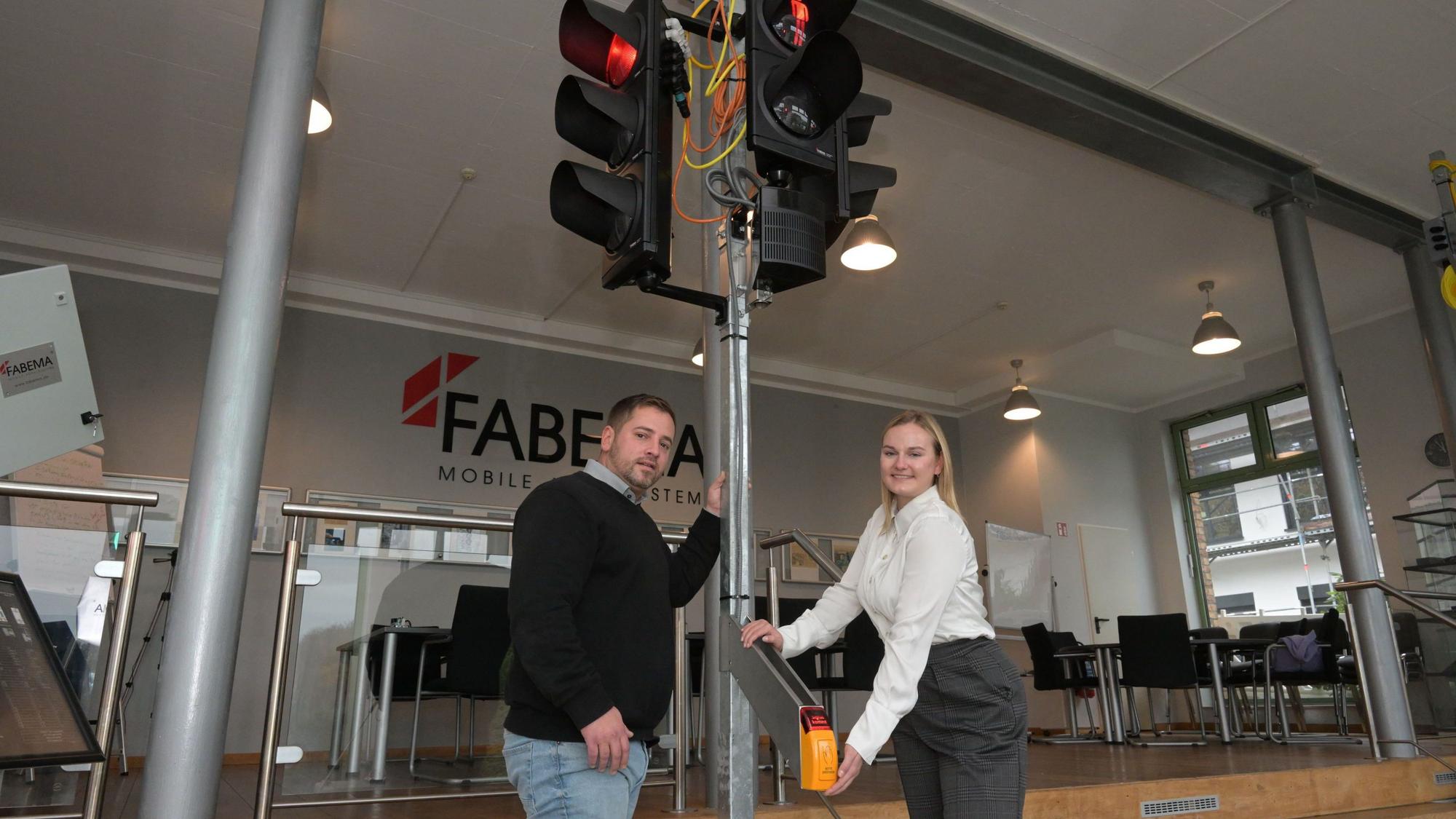 Daniel Schauer und Lena Kley vom Kürtener Signalanlagehersteller Fabema stellen die neue Baustellenampel vor.
