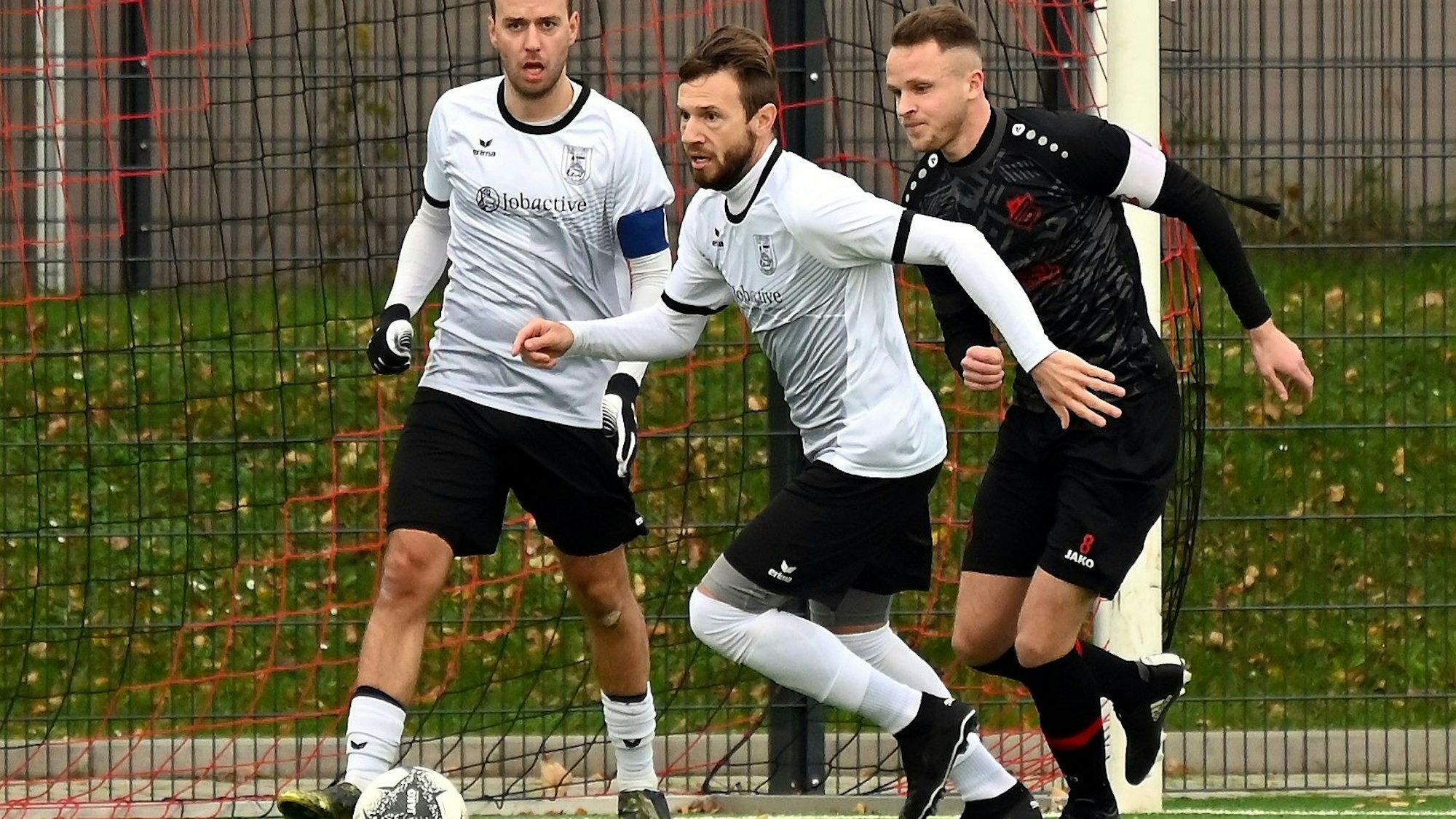 19.11.2023, Fussball-Sinnersdorf-Bergfried Leverkusen
vorne: Daniel Hillebrands (Leverkusen)
rechts: Jakob Kling (Sinnersdorf)
Foto: Uli Herhaus