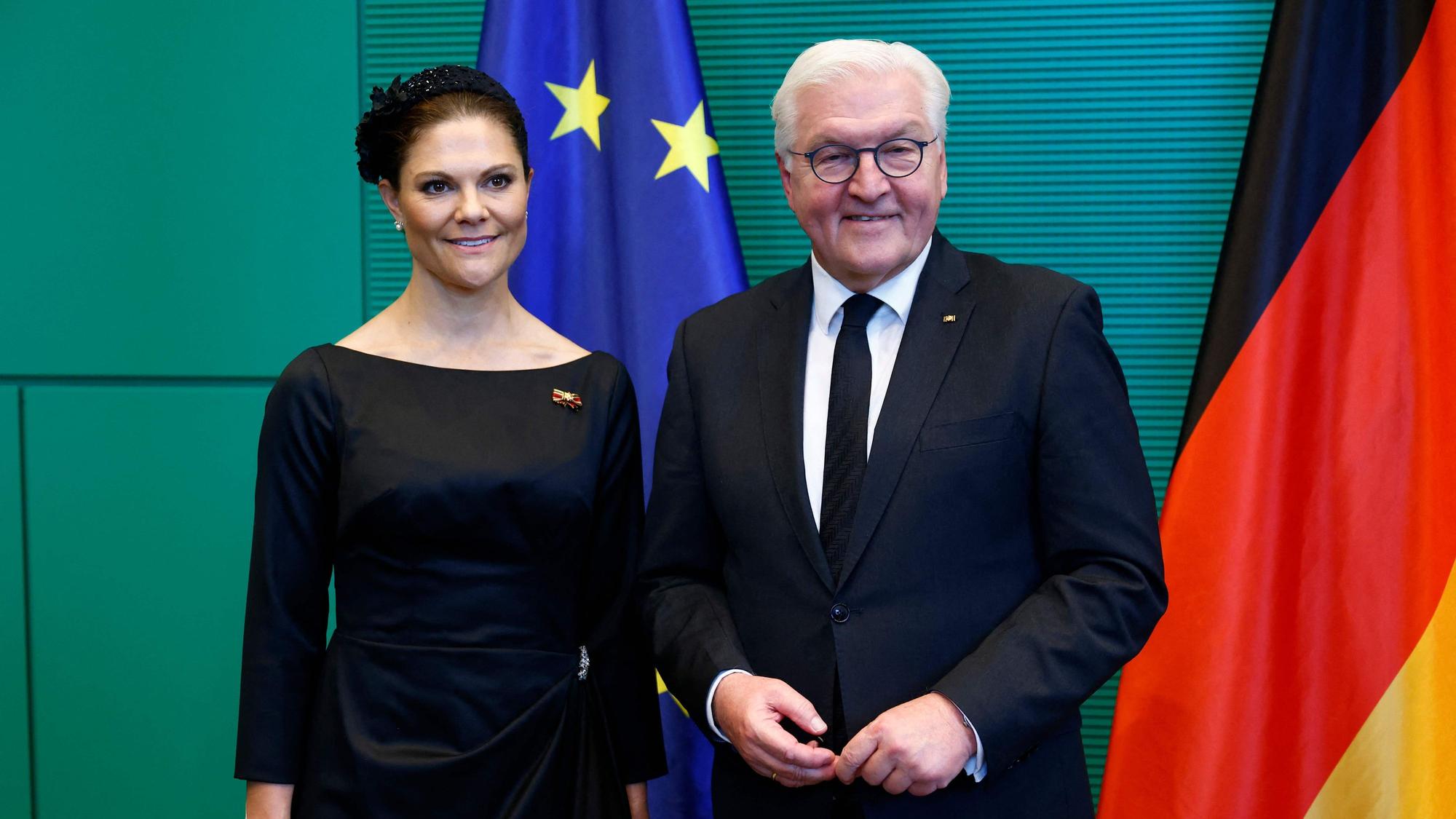 Bundespräsident Frank-Walter Steinmeier posiert mit Kronprinzessin Victoria von Schweden nach einer Zeremonie im Bundestag in Berlin am Volkstrauertag.