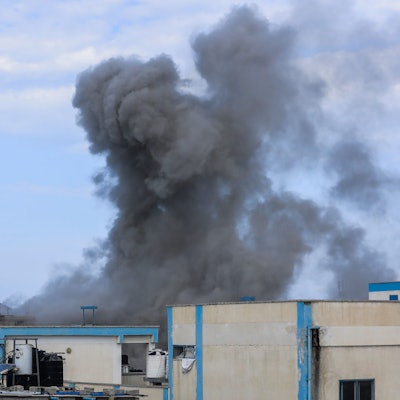 Chan Junis: Rauch steigt am 14. November von einem israelischen Luftangriff neben dem Nasser-Krankenhaus auf.
