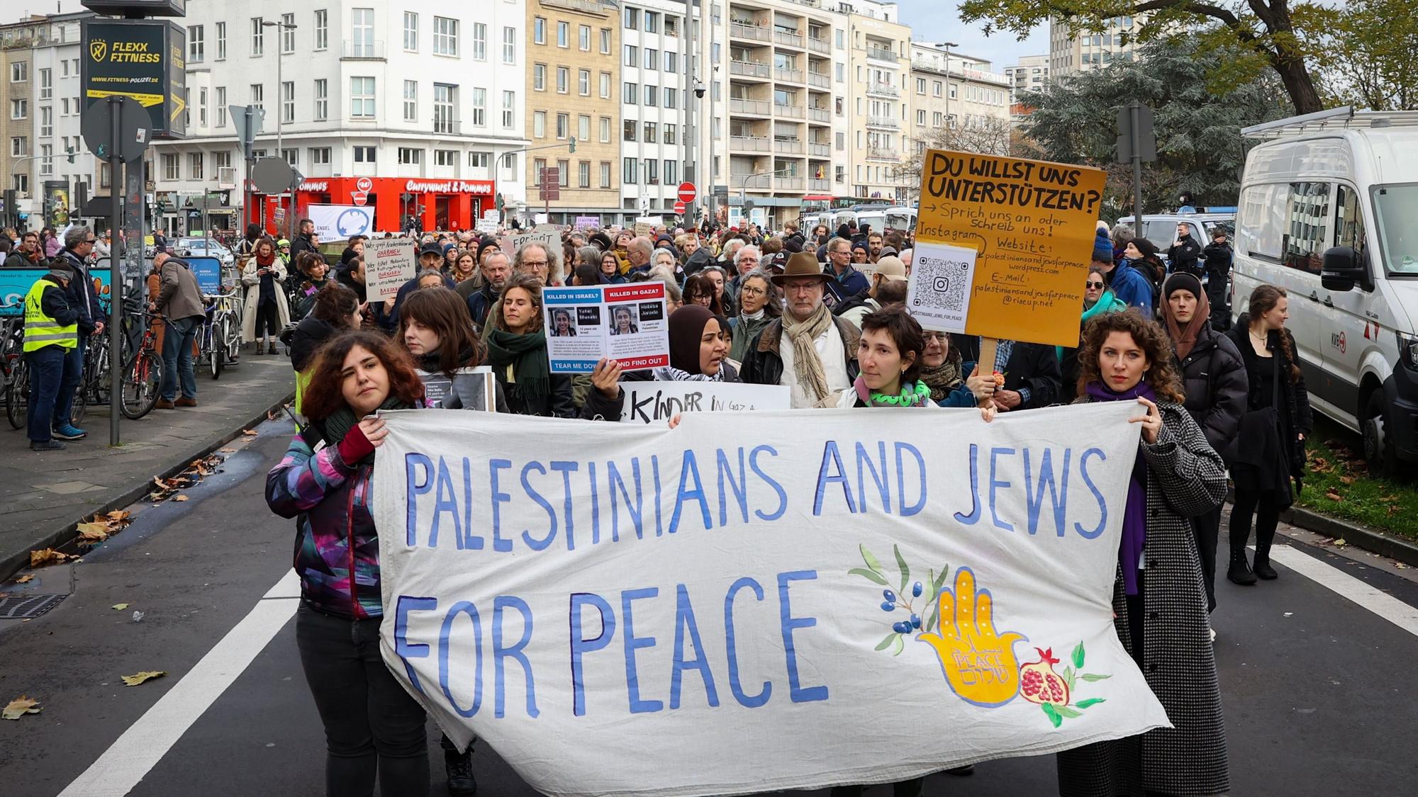 Demonstranten mit einem Banner mit der Aufschrift „Palestinians And Jews For Peace“