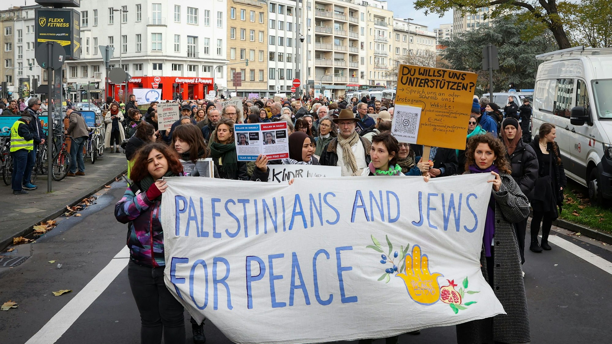 Demonstranten mit einem Banner mit der Aufschrift „Palestinians And Jews For Peace“