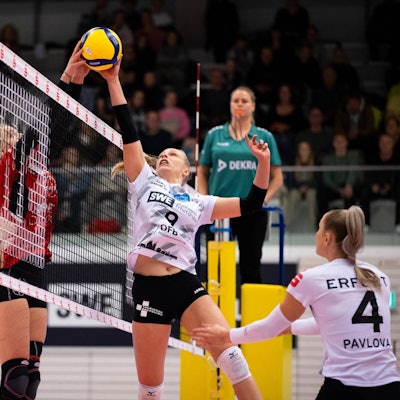 2. Bundesliga Frauen Pro: Schwarz-Weiss Erfurt vs. TSV Bayer 04 Leverkusen Erfurt 18.11.2023 Charlotta Werscheck 10 TSV Bayer 04 Leverkusen Am Ball gegen Antonia Greskamp 9 Schwarz-Weiss Erfurt 2. Bundesliga Frauen Pro: Schwarz-Weiss Erfurt vs. TSV Bayer 04 Leverkusen Riethsporthalle Erfurt 18.11.2023 *** 2 Bundesliga Women Pro Schwarz Weiss Erfurt vs TSV Bayer 04 Leverkusen Erfurt 18 11 2023 Charlotta Werscheck 10 TSV Bayer 04 Leverkusen On the ball against Antonia Greskamp 9 Schwarz Weiss Erfurt 2 Bundesliga Women Pro Schwarz Weiss Erfurt vs TSV Bayer 04 Leverkusen Riethsporthalle Erfurt 18 11 2023 Copyright: xBEAUTIFULxSPORTS/Duehringx