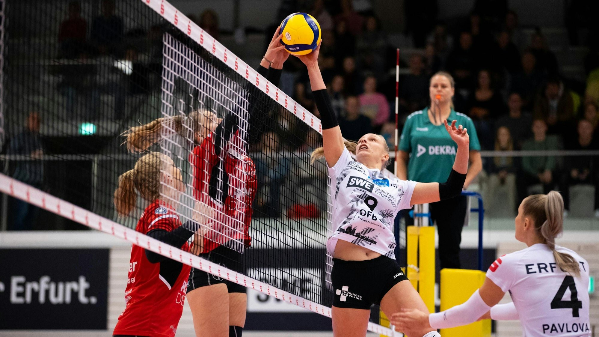 2. Bundesliga Frauen Pro: Schwarz-Weiss Erfurt vs. TSV Bayer 04 Leverkusen Erfurt 18.11.2023 Charlotta Werscheck 10 TSV Bayer 04 Leverkusen Am Ball gegen Antonia Greskamp 9 Schwarz-Weiss Erfurt 2. Bundesliga Frauen Pro: Schwarz-Weiss Erfurt vs. TSV Bayer 04 Leverkusen Riethsporthalle Erfurt 18.11.2023 *** 2 Bundesliga Women Pro Schwarz Weiss Erfurt vs TSV Bayer 04 Leverkusen Erfurt 18 11 2023 Charlotta Werscheck 10 TSV Bayer 04 Leverkusen On the ball against Antonia Greskamp 9 Schwarz Weiss Erfurt 2 Bundesliga Women Pro Schwarz Weiss Erfurt vs TSV Bayer 04 Leverkusen Riethsporthalle Erfurt 18 11 2023 Copyright: xBEAUTIFULxSPORTS/Duehringx