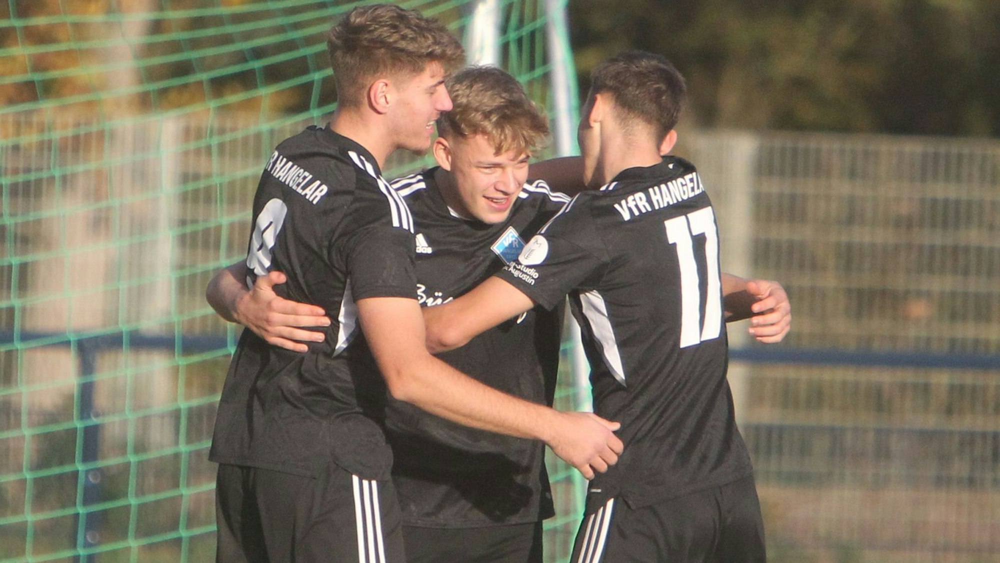 Robin Grae (Mitte) vom VfR Hangelar