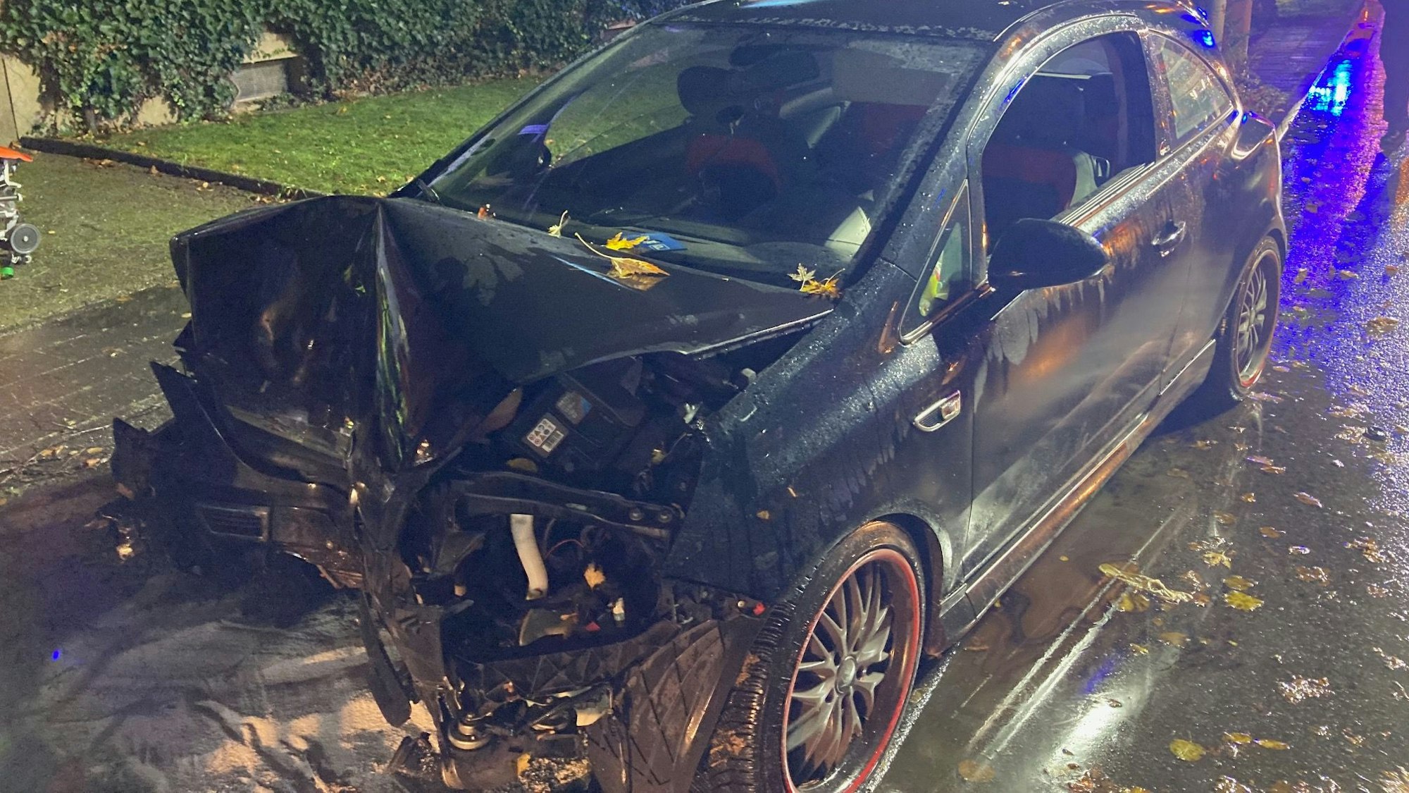 Auf dem Foto ist das schwer beschädigte Unfallfahrzeug zu sehen.