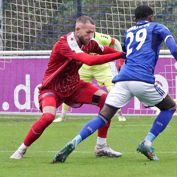 FC-Spieler Nelson Amadin (rechts) am Samstag, 18.11.2023 in der Fußball Regionalliga West Begegnung FC Schalke 04 U23 (blau) gegen SC Fortuna Köln im Parkstadion in Gelsenkirchen.
Foto: Michael Korte / FUNKE Foto Services