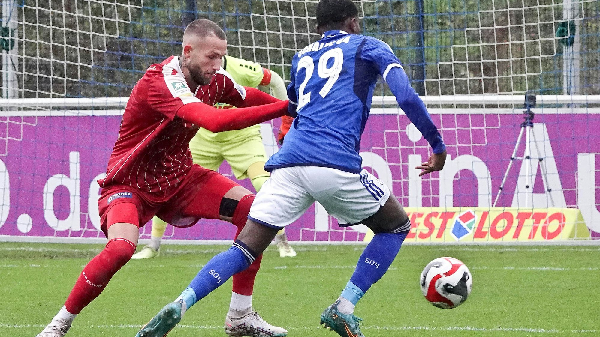 FC-Spieler Nelson Amadin (rechts) am Samstag, 18.11.2023 in der Fußball Regionalliga West Begegnung FC Schalke 04 U23 (blau) gegen SC Fortuna Köln im Parkstadion in Gelsenkirchen.
Foto: Michael Korte / FUNKE Foto Services