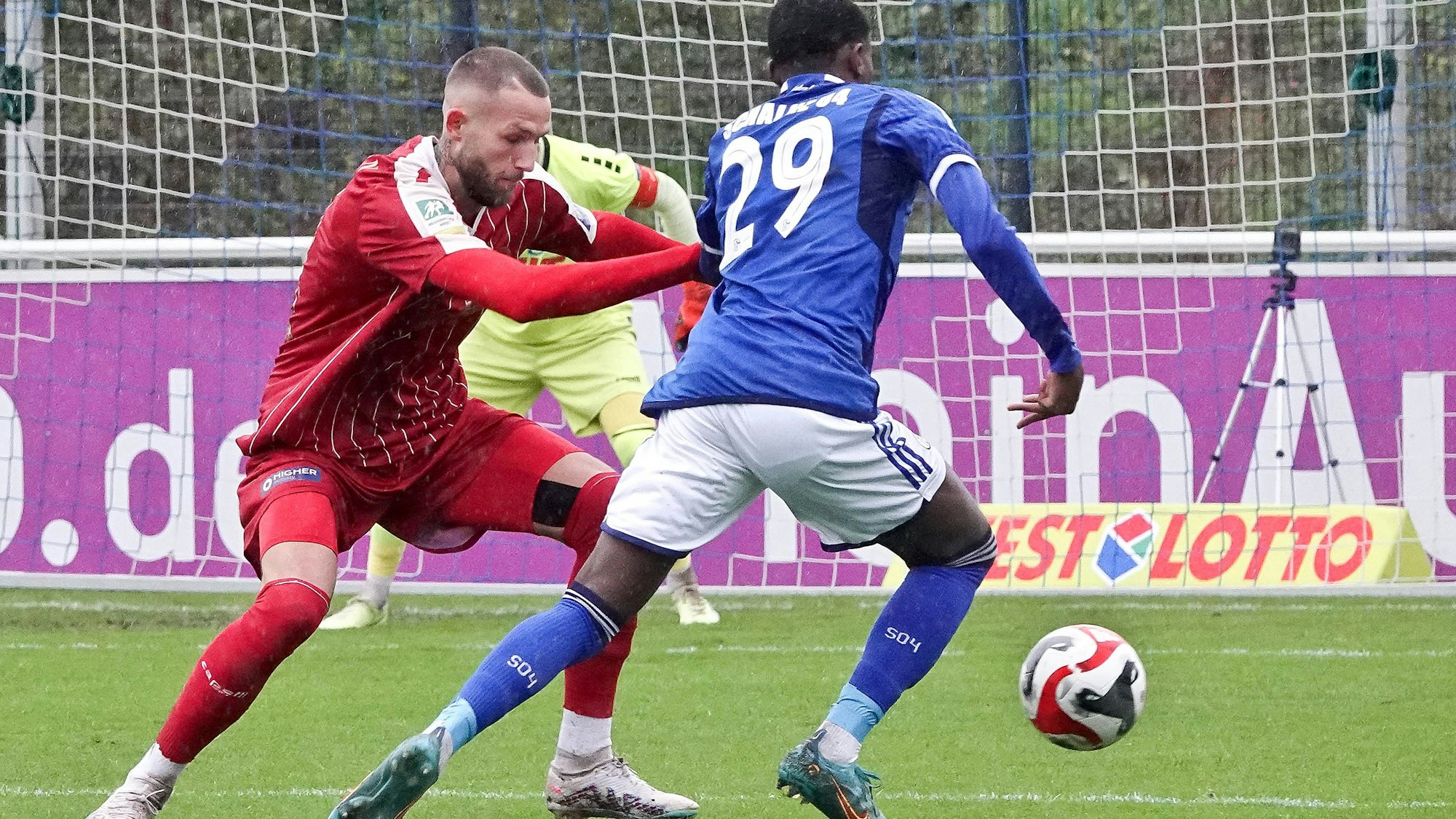 FC-Spieler Nelson Amadin (rechts) am Samstag, 18.11.2023 in der Fußball Regionalliga West Begegnung FC Schalke 04 U23 (blau) gegen SC Fortuna Köln im Parkstadion in Gelsenkirchen.
Foto: Michael Korte / FUNKE Foto Services