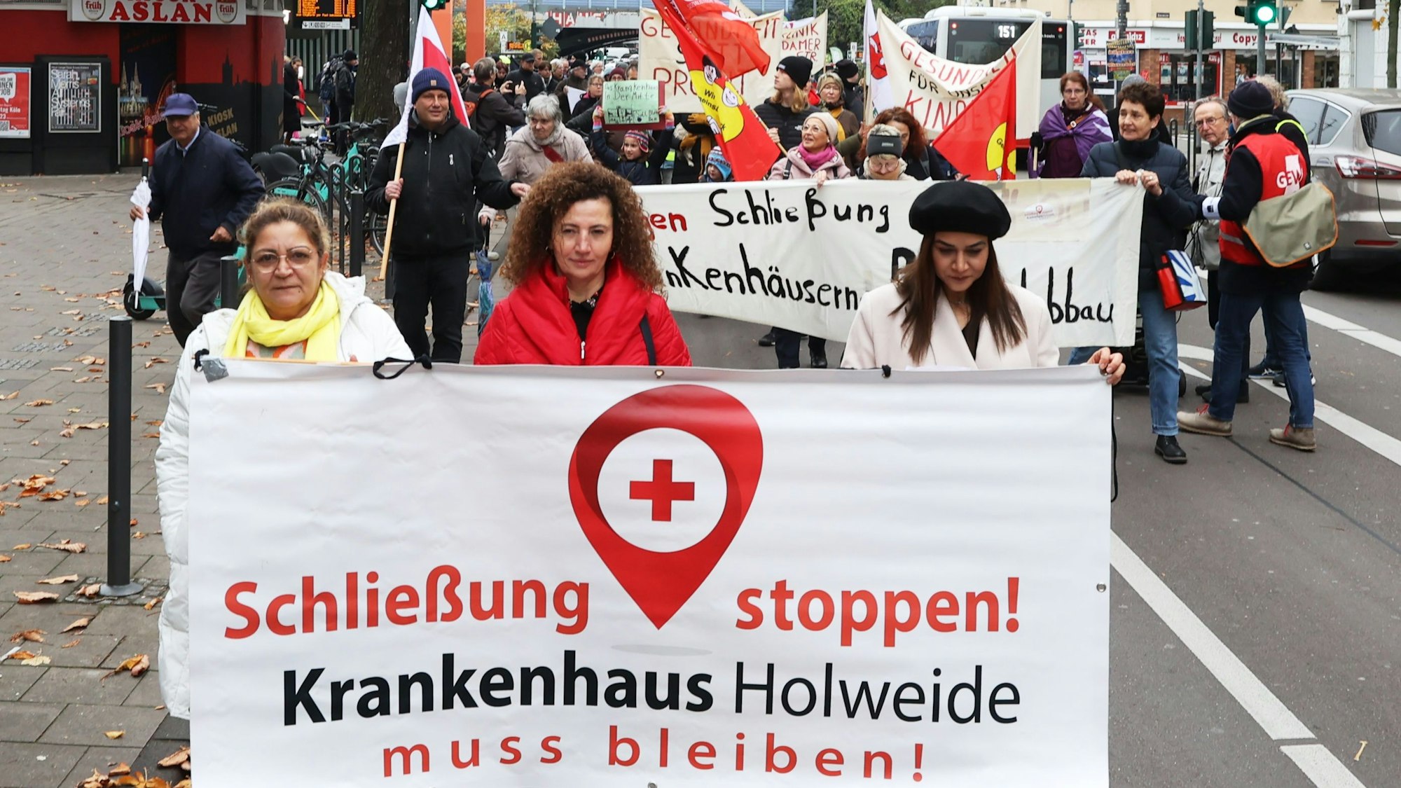 Menschen mit Transparenten laufen auf der Straße