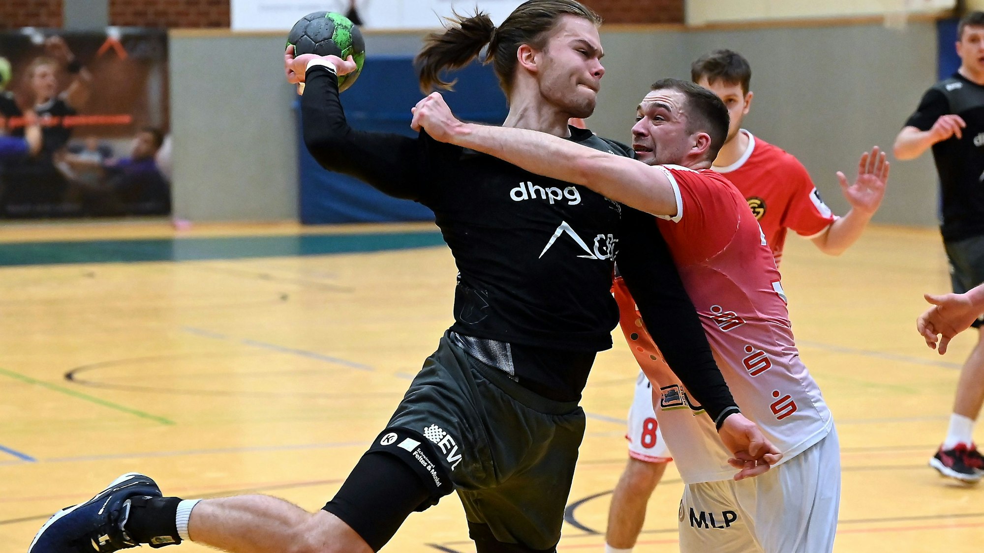 Handball
Opladen - Baunatal
links: Maqurice Meurer (OPL)
Foto: Uli Herhaus