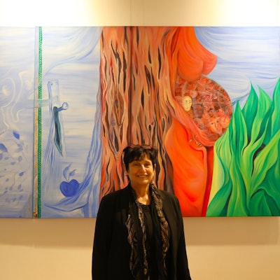 Ellen Loh-Bachmann vor ihrer Arbeit „Zufall der Geburt, Triptychon“ in der Friedenskirche, Schlebusch