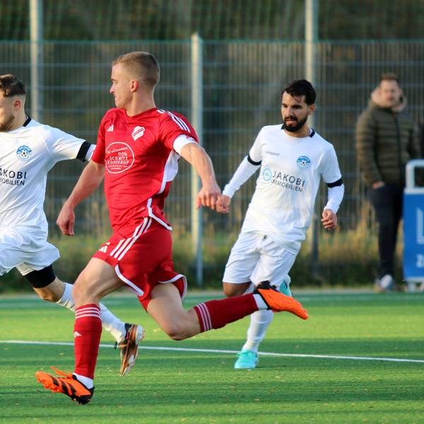 Das Bild zeigt Nico Heuser, der sich im Laufduell mit einem Gegenspieler befindet.
